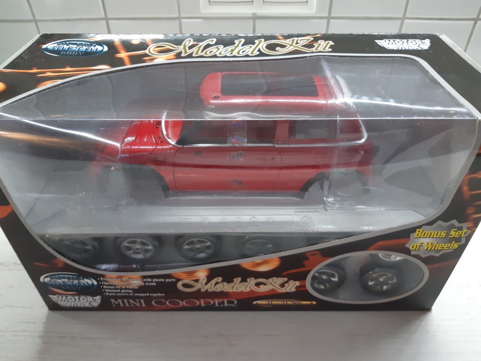 Сборная металлическая модель MINI Cooper Model Kit 1:18
