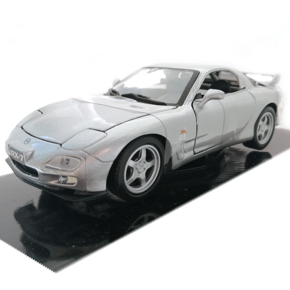 Коллекционная модель автомобиля Mazda RX-7 в масштабе 1:24