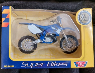 Мотоцикл Yamaha YZ250 коллекционная модель 1:18