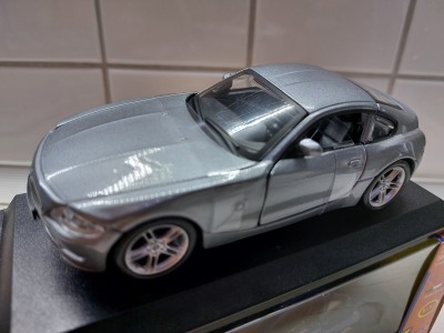 Коллекционная модель BMW Z4 M Coupe 1:32 Bburago