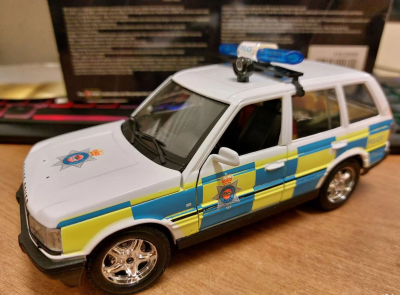 Коллекционная модель Range Rover Security Team 1:24 Bburago