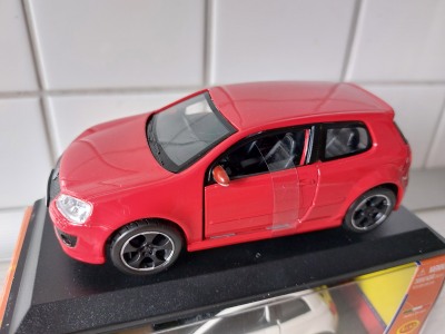 Коллекционная модель Volkswagen Golf GTI 1:32 Bburago