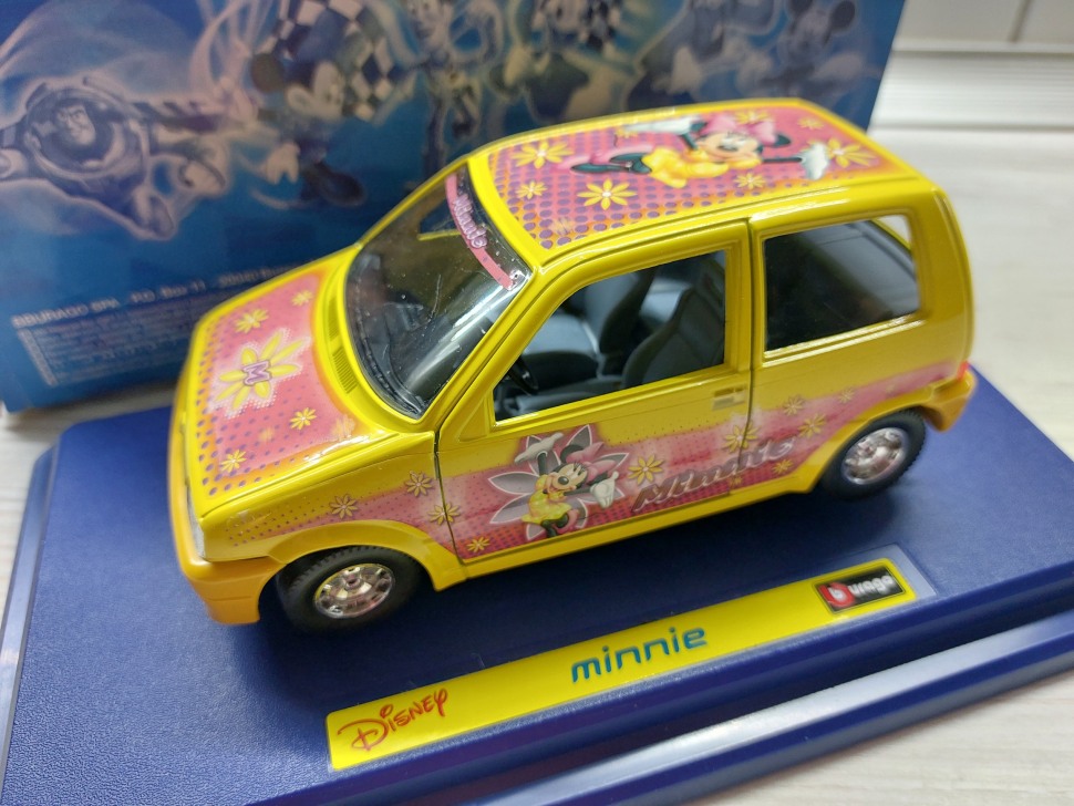 Коллекционная модель FIAT Cinquecento Minnie 1:24 Bburago